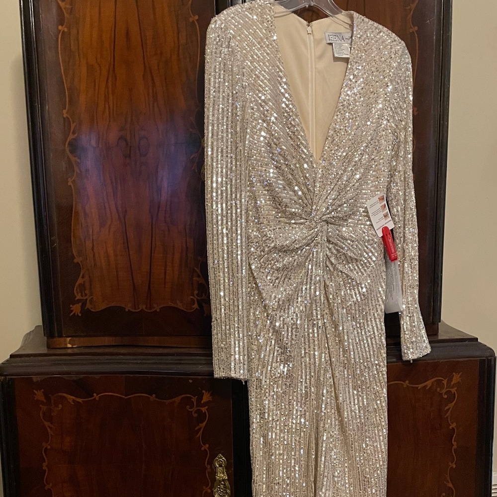 NWT leena for Mac Duggal Sequin Holiday Dress Size 4 - Nude/Silver